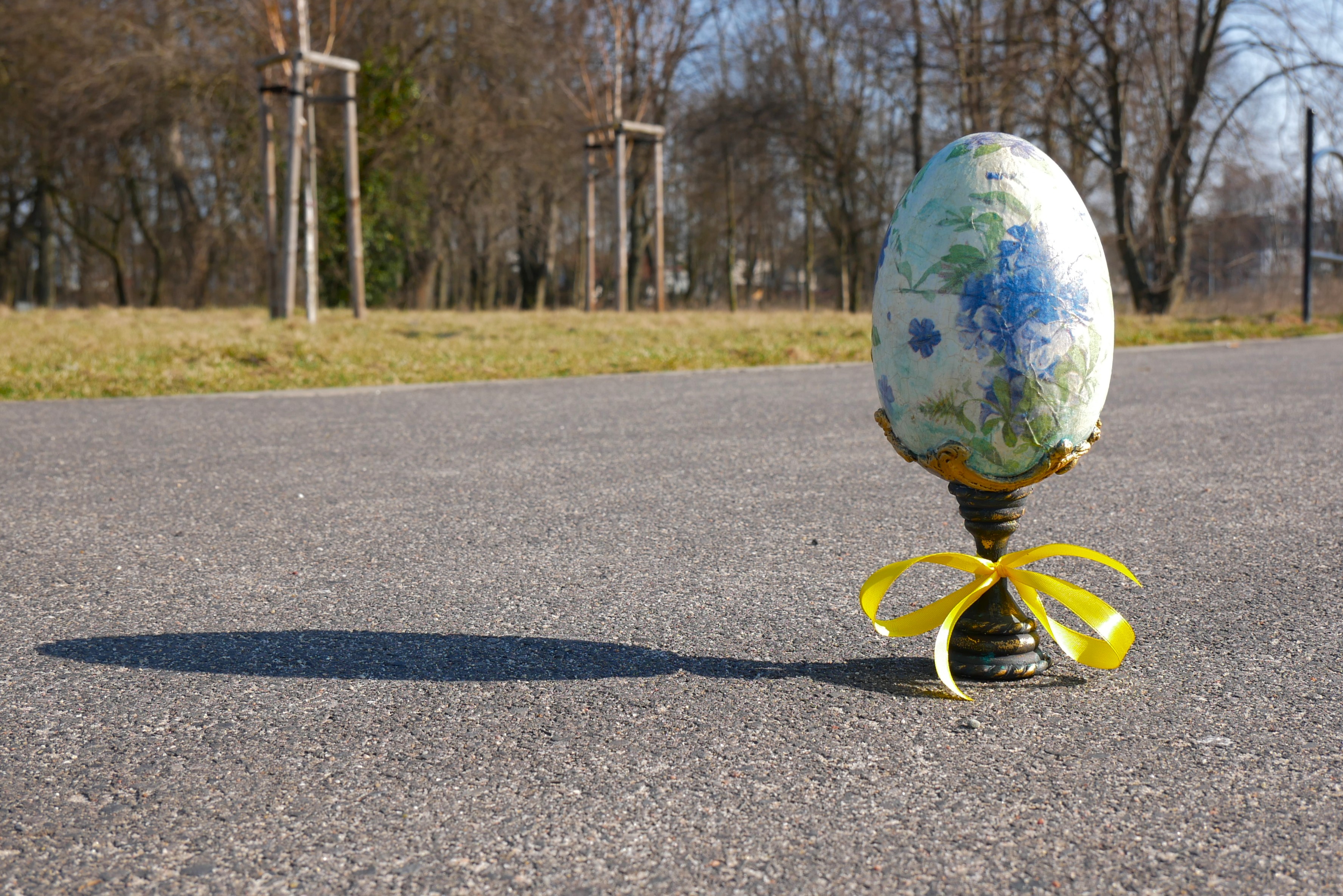 Przedstawia dekoracyjne jajko wielkanocne na chodniku